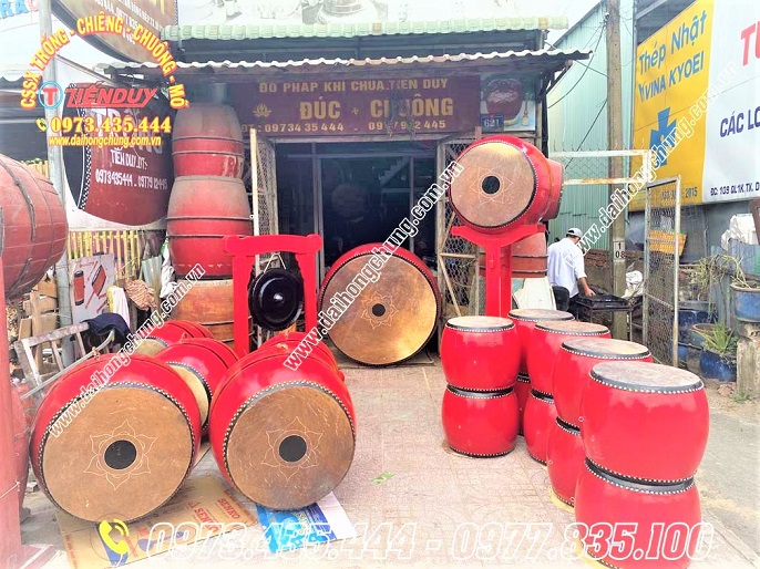 ban dan chieng trong cho nha tho quan loi